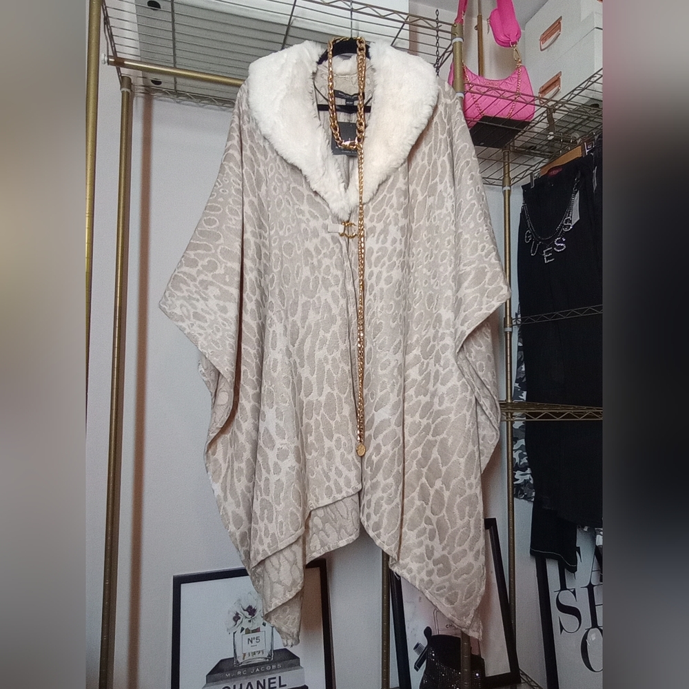 Cape. ANDREW MARC. Cream and Beige. One Size. NWT.